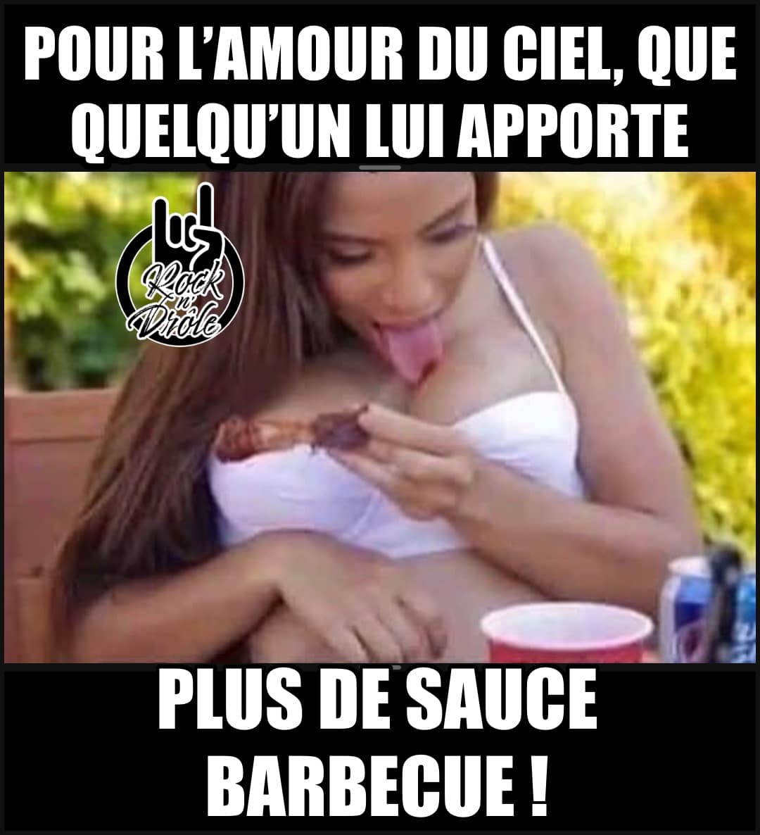 Une femme lèche la sauce de sa poitrine: Pour l’amour du ciel, que quelqu’un lui apporte plus de sauce barbecue !