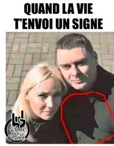 Quand la vie t’envoi un signe. L’ombre de la femme ressemble à un visage de diable