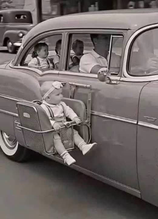 La sécurité dans les années 60 Le siège du bébé est accroché à l’extérieur de la voiture