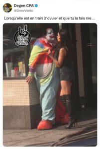 Lorsqu’elle est en train d’ovuler et que tu la fais rire… une personne habillé en clown avec une femme fatale qui l’approche
