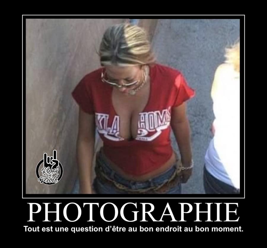 Vue plongeante sur le décolleté d’une femme Photographie Tout est une question d’être au bon endroit au bon moment.