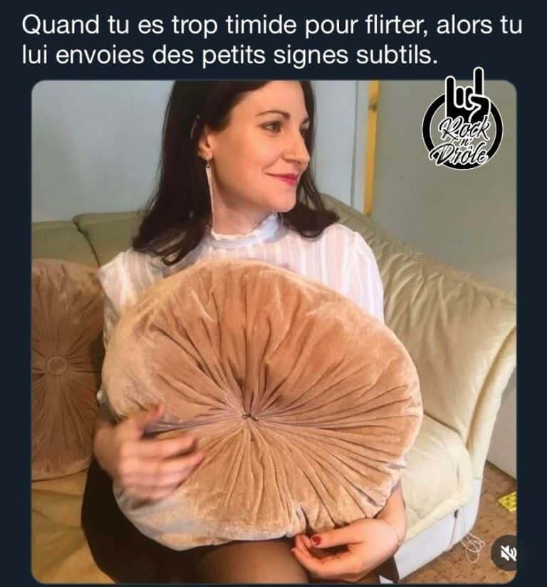 Quand tu es trop timide pour flirter, alors tu lui envoies des petits signes subtils.