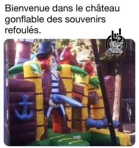Bienvenue dans le château gonflable pirate des souvenirs refoulés. L’épée fait penser à un penis