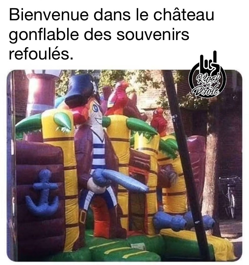 Bienvenue dans le château gonflable pirate des souvenirs refoulés. L’épée fait penser à un penis