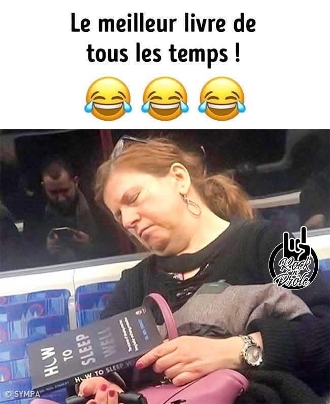 Elle s’endort en lisant un livre sur le sommeil: Le meilleur livre de tous les temps temps!
